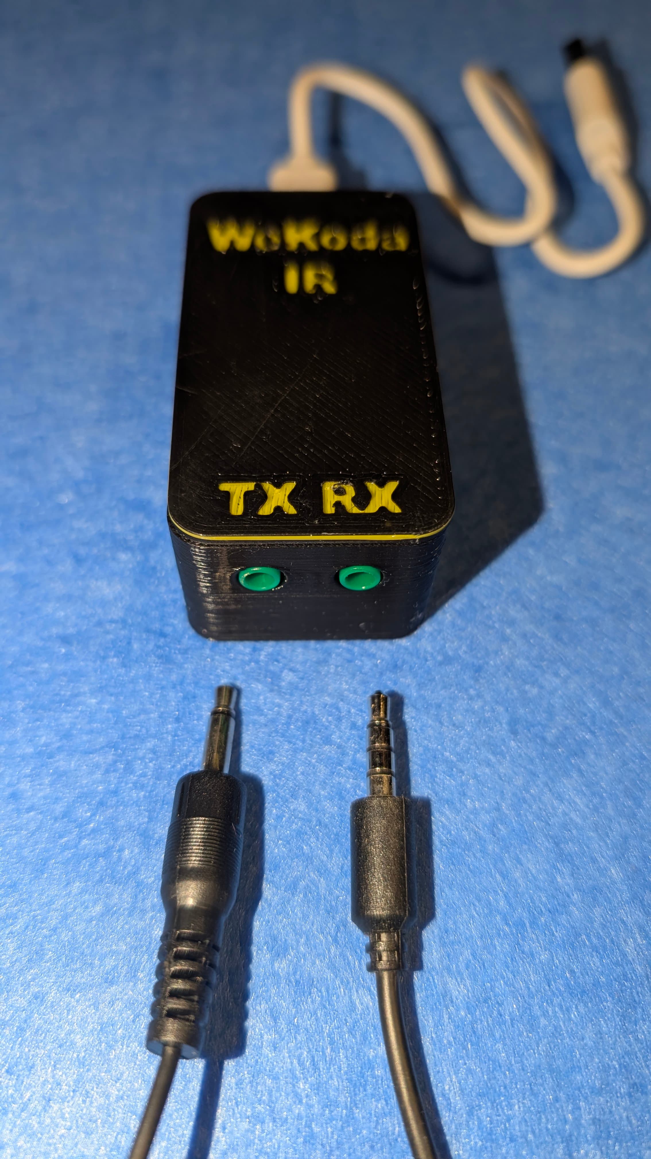 Puertos TX y RX de 3.5 mm en el módulo WeKoda IR